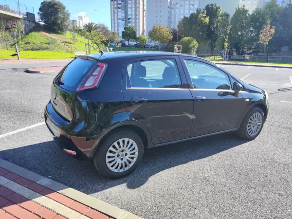 Fiat Punto Evo 2011 - 5780 EUR, 148000 km - AUTO.MOTO.pt - 148000km - foto 7 de 38