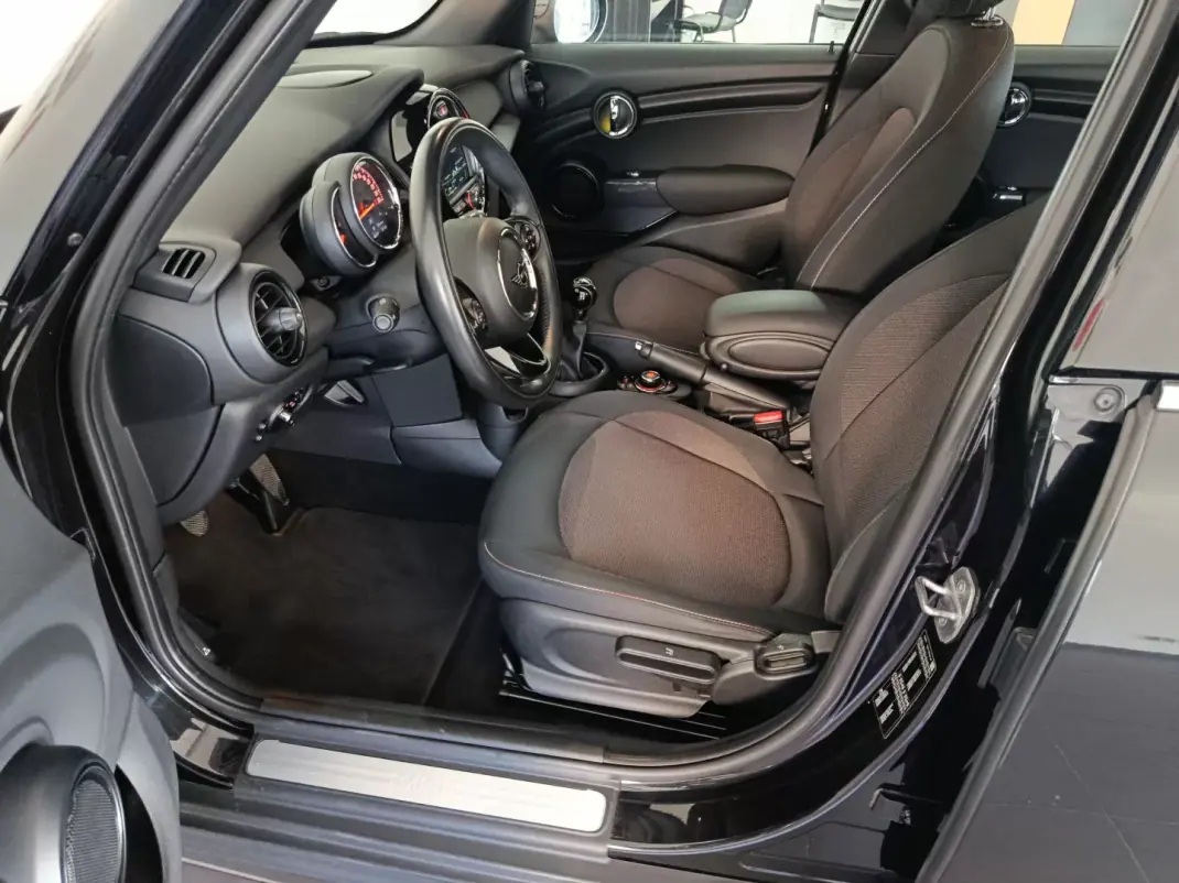 MINI Cooper 2019 - 16200 EUR, 80000 km - 80000km - foto 46 de 52