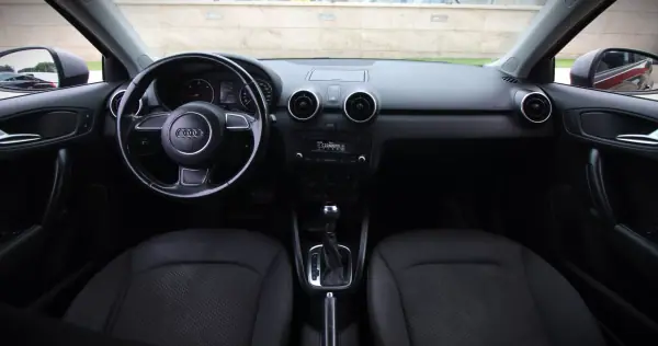 Audi A1 2011 - 11450 EUR, 136350 km - AUTO.MOTO.pt - 136350km - foto 11 de 26