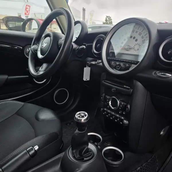 MINI 3 Portas 2011 - 11850 EUR, 158400 km - AUTO.MOTO.pt - 158400km - foto 18 de 24