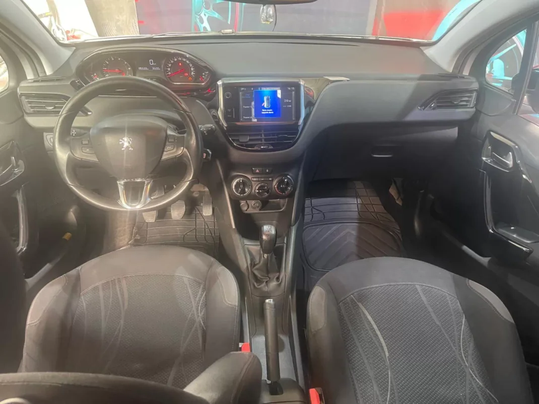 Peugeot 208 2013 - 6999 EUR, 195000 km - AUTO.MOTO.pt - 195000km - foto 23 de 35