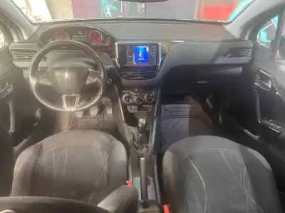 Peugeot 208 2013 - 6999 EUR, 195000 km - AUTO.MOTO.pt - 195000km - foto 23 de 35