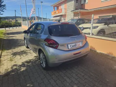 Peugeot 208 2019 - 10500 EUR, 68495 km - 68495km - foto 6 de 13