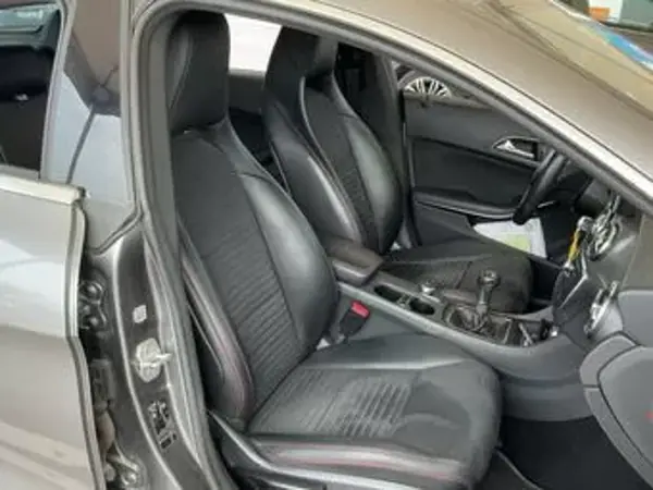 Mercedes-Benz CLA 200 2014 - 19990 EUR, 140000 km - AUTO.MOTO.pt - 140000km - foto 5 de 6