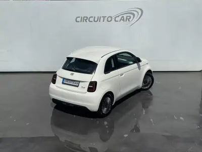 Fiat 500e 2022 - 15900 EUR, 86721 km - AUTO.MOTO.pt - 86721km - foto 11 de 35