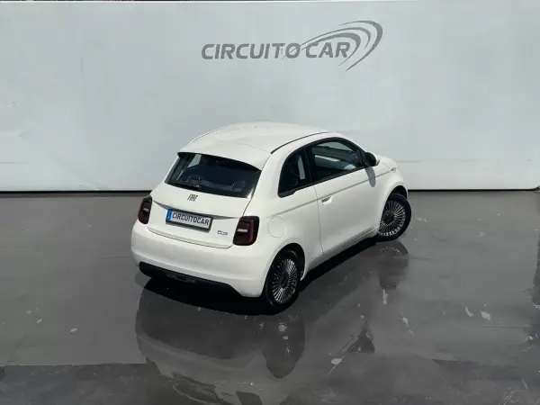 Fiat 500e 2022 - 15900 EUR, 86721 km - AUTO.MOTO.pt - 86721km - foto 11 de 35