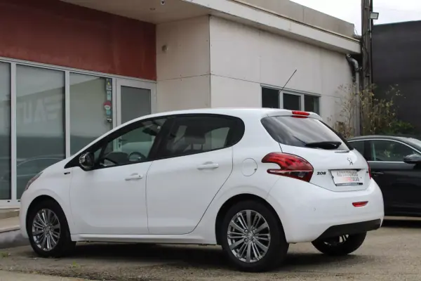 Peugeot 208 2016 - 8250 EUR, 137000 km - AUTO.MOTO.pt - 137000km - foto 14 de 26