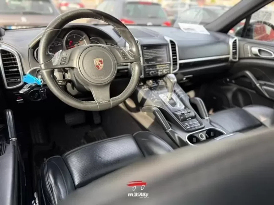 Porsche Cayenne 2012 - 29500 EUR, 211000 km - AUTO.MOTO.pt - 211000km - foto 18 de 22