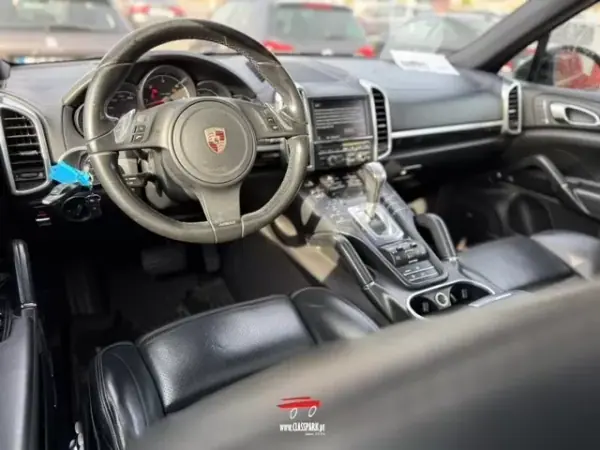 Porsche Cayenne 2012 - 29500 EUR, 211000 km - AUTO.MOTO.pt - 211000km - foto 18 de 22