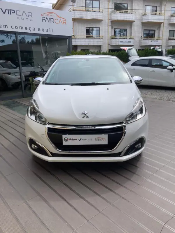 Peugeot 208 2016 - 9990 EUR, 66875 km - AUTO.MOTO.pt - 66875km - foto 4 de 23