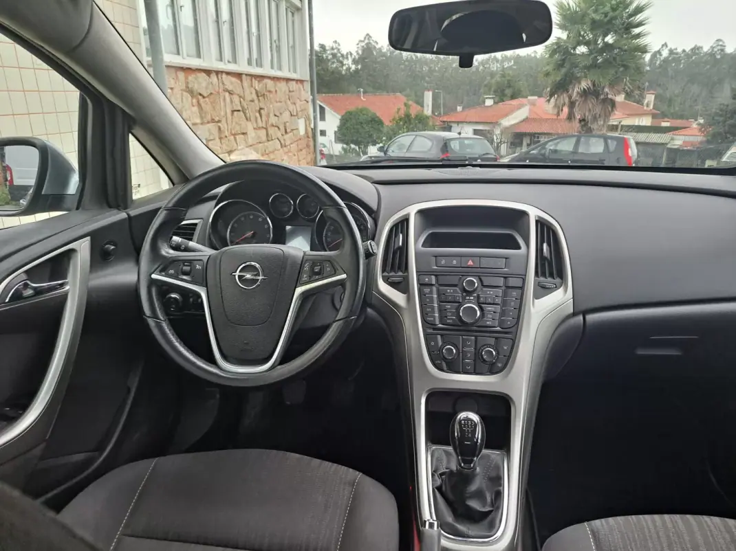 Opel Astra 2010 - 6850 EUR, 106026 km - AUTO.MOTO.pt - 106026km - foto 8 de 11
