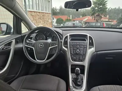 Opel Astra 2010 - 6850 EUR, 106026 km - AUTO.MOTO.pt - 106026km - foto 8 de 11