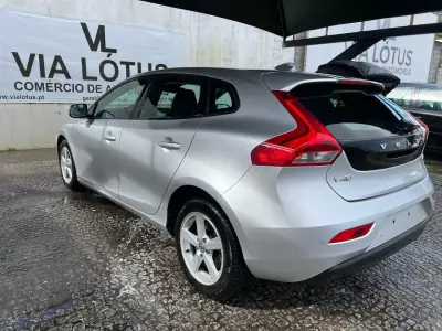 Volvo V40 2015 - 11900 EUR, 174000 km - AUTO.MOTO.pt - 174000km - foto 4 de 6