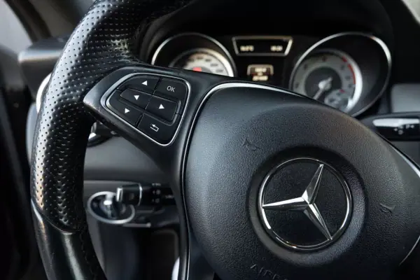 Mercedes-Benz CLA 200 2015 - 17999 EUR, 221608 km - AUTO.MOTO.pt - 221608km - foto 26 de 35