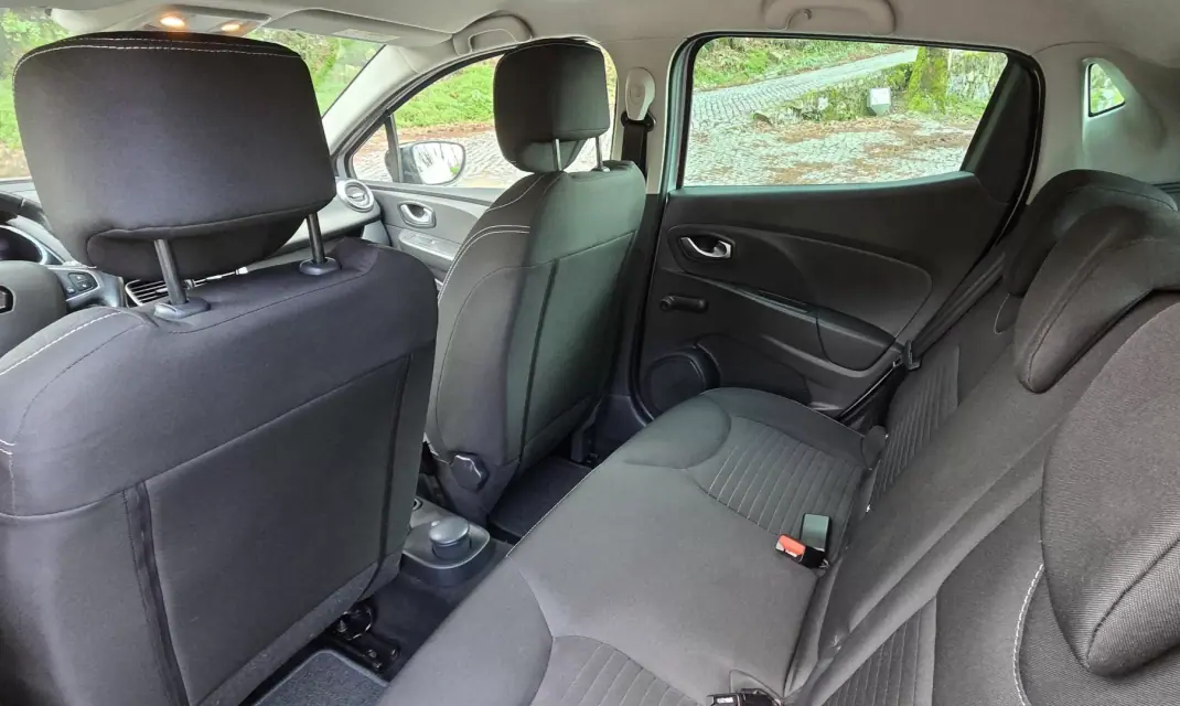 Renault Clio 2017 - 10950 EUR, 114000 km - AUTO.MOTO.pt - 114000km - foto 16 de 19