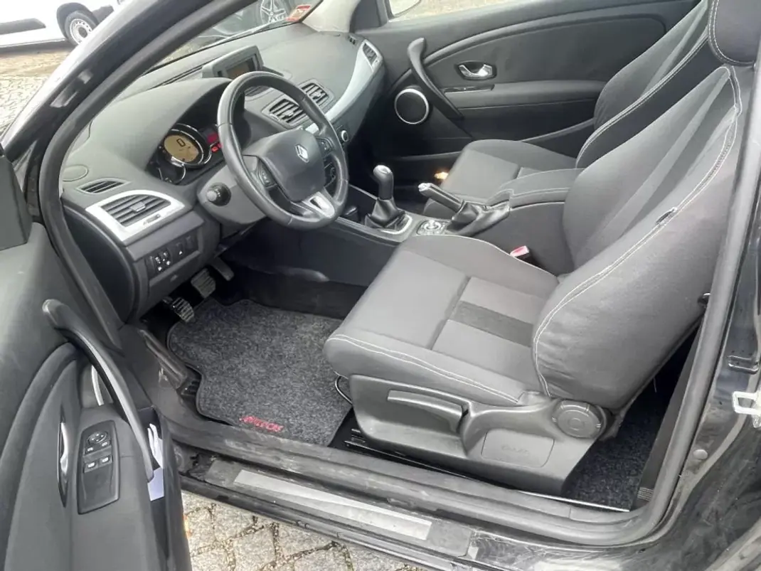 Renault Mégane Coupe 2010 - 9950 EUR, 106501 km - AUTO.MOTO.pt - 106501km - foto 7 de 10