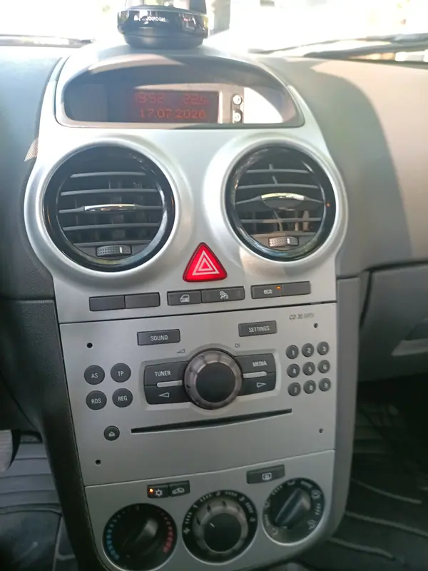 Opel Corsa 2013 - 5500 EUR, 118 km - AUTO.MOTO.pt - 118km - foto 8 de 10