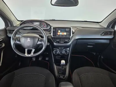 Peugeot 208 2019 - 11750 EUR, 180000 km - AUTO.MOTO.pt - 180000km - foto 9 de 10