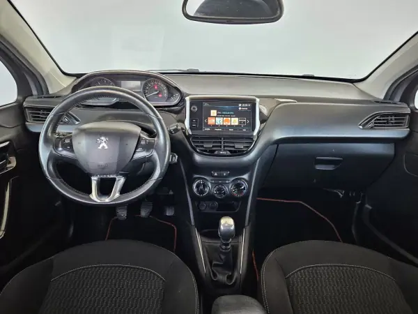 Peugeot 208 2019 - 11750 EUR, 180000 km - AUTO.MOTO.pt - 180000km - foto 9 de 10