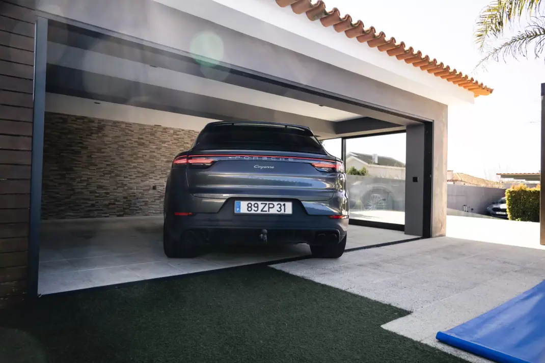 Porsche Cayenne Coupé 2019 - 62900 EUR, 253000 km - AUTO.MOTO.pt - 253000km - foto 2 de 40
