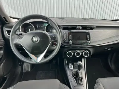 Alfa Romeo Giulietta 2018 - 15950 EUR, 122241 km - AUTO.MOTO.pt - 122241km - foto 11 de 17