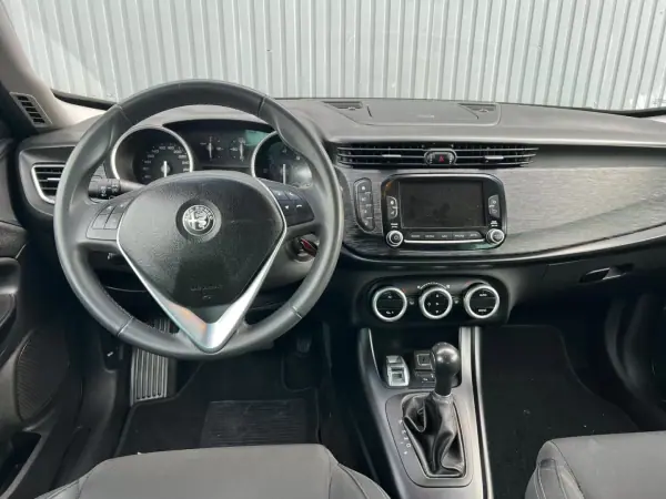 Alfa Romeo Giulietta 2018 - 15950 EUR, 122241 km - AUTO.MOTO.pt - 122241km - foto 11 de 17