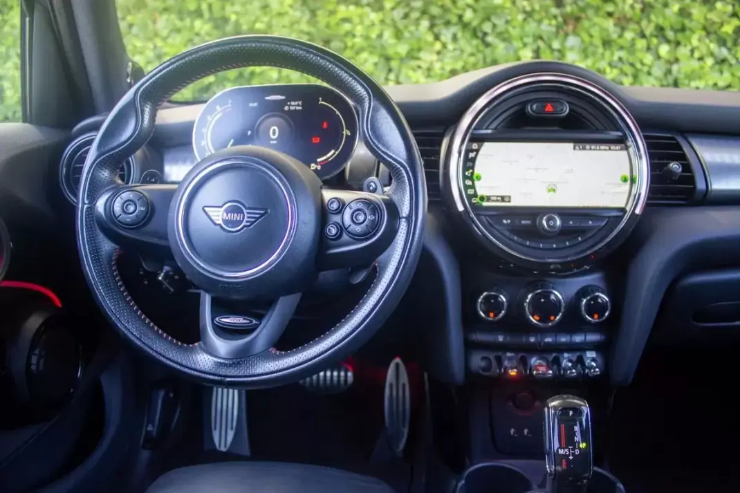 MINI 5 Portas 2019 - 24900 EUR, 105000 km - AUTO.MOTO.pt - 105000km - foto 14 de 17