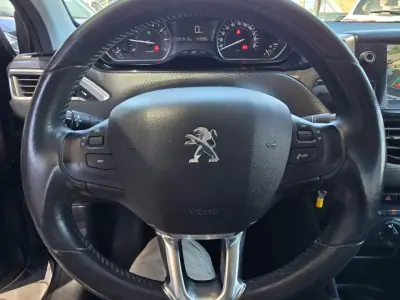 Peugeot 208 2018 - 9500 EUR, 92000 km - AUTO.MOTO.pt - 92000km - foto 11 de 16