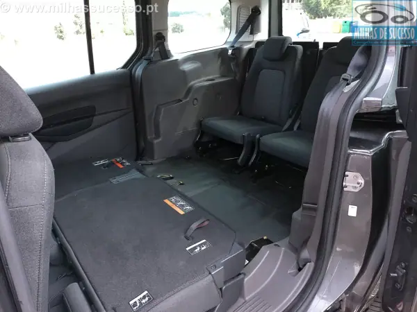 Ford Tourneo Connect 2020 - 19980 EUR, 108000 km - AUTO.MOTO.pt - 108000km - foto 12 de 31