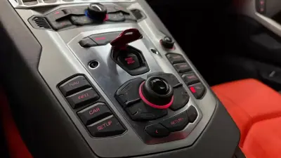 Lamborghini Aventador 2012 - 349900 EUR, 17929 km - AUTO.MOTO.pt - 17929km - foto 25 de 39