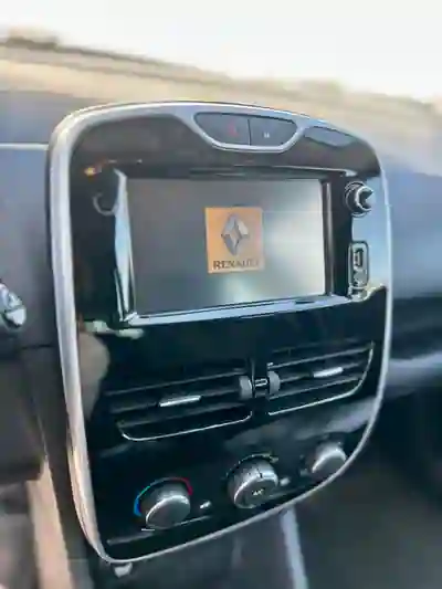 Renault Clio 2015 - 8700 EUR, 163000 km - AUTO.MOTO.pt - 163000km - foto 5 de 9