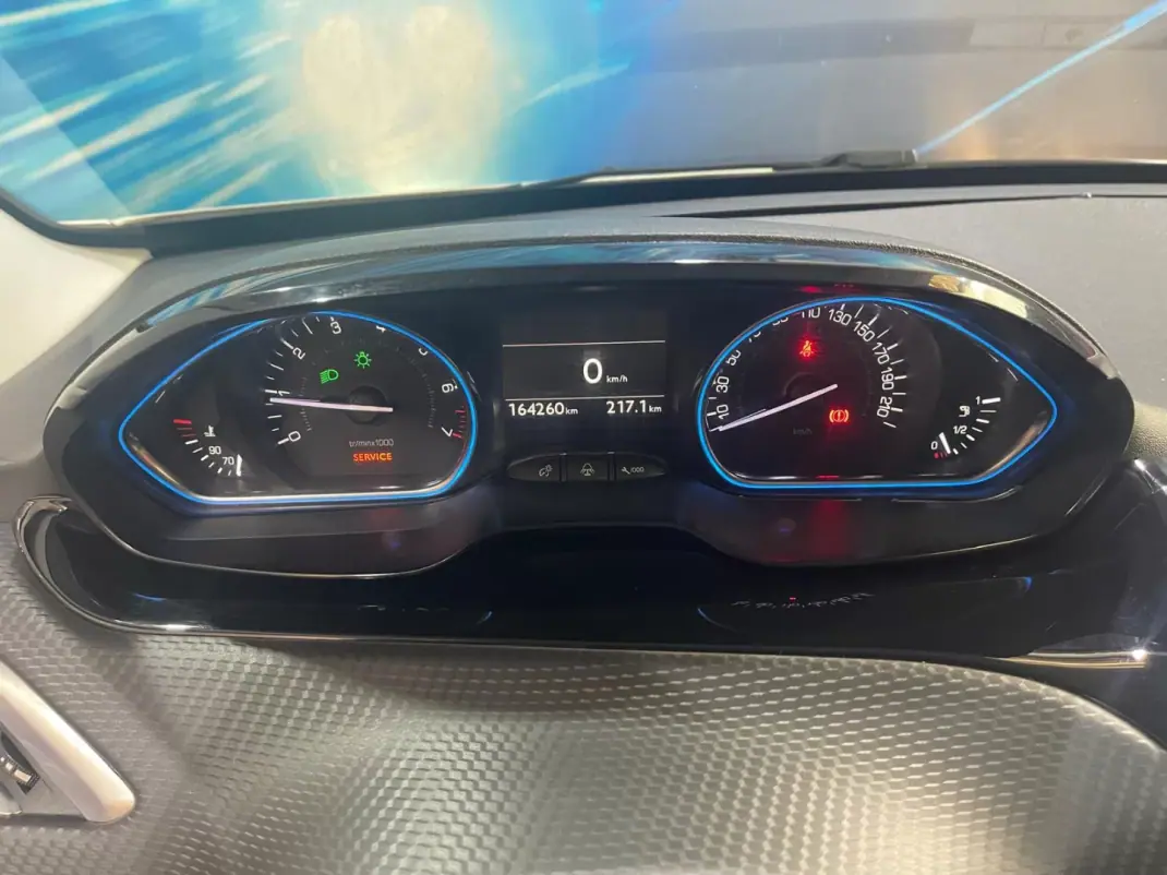 Peugeot 2008 2015 - 8500 EUR, 166000 km - AUTO.MOTO.pt - 166000km - foto 35 de 44