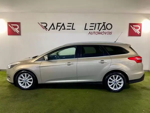 Ford Focus SW 2015 - 10750 EUR, 153000 km - AUTO.MOTO.pt - 153000km - foto 10 de 35