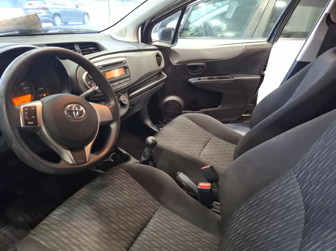 Toyota Yaris 2012 - 7900 EUR, 160000 km - AUTO.MOTO.pt - 160000km - foto 6 de 16