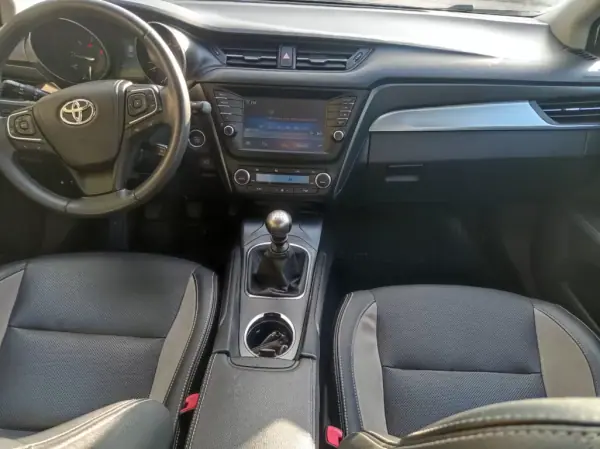 Toyota Avensis Touring Sports 2015 - 15490 EUR, 118500 km - AUTO.MOTO.pt - 118500km - foto 9 de 18