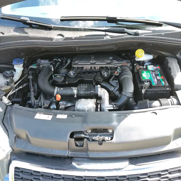Peugeot 208 2014 - 6500 EUR, 255000 km - AUTO.MOTO.pt - 255000km - foto 6 de 11