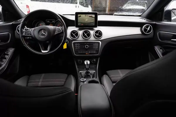 Mercedes-Benz CLA 180 2015 - 15900 EUR, 158000 km - AUTO.MOTO.pt - 158000km - foto 12 de 26