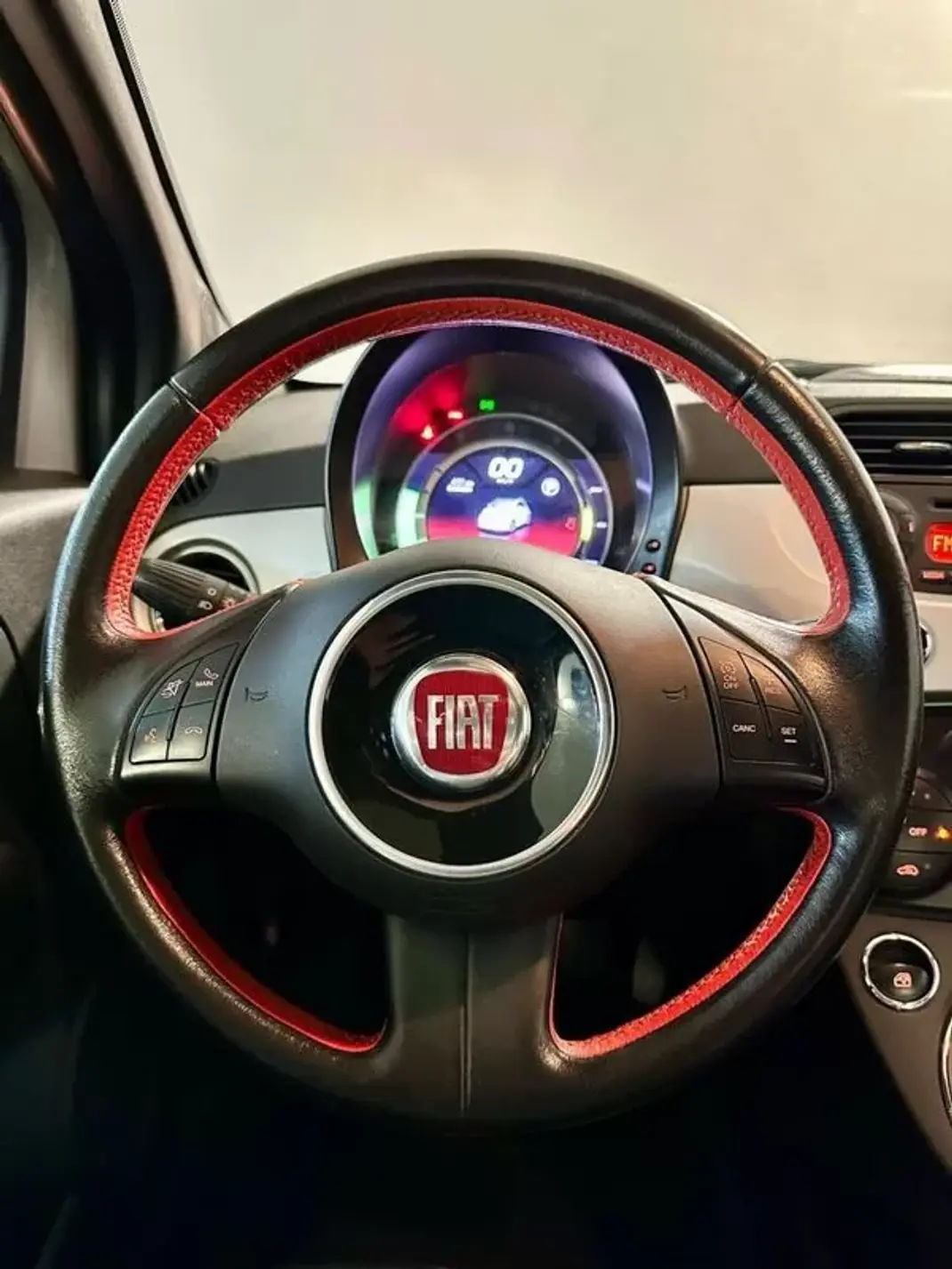 Fiat 500e 2015 - 10750 EUR, 89000 km - AUTO.MOTO.pt - 89000km - foto 13 de 26