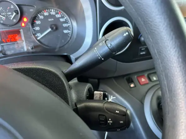 Citroën Berlingo 2016 - 12900 EUR, 101818 km - AUTO.MOTO.pt - 101818km - foto 18 de 27