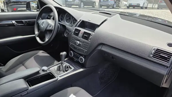 Mercedes-Benz C 200 2011 - 13890 EUR, 240000 km - AUTO.MOTO.pt - 240000km - foto 13 de 19