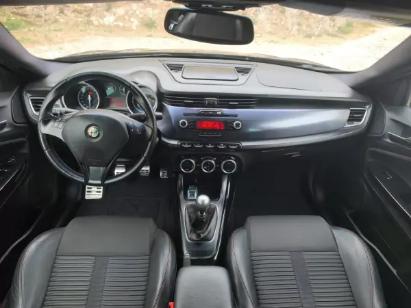 Alfa Romeo Giulietta 2011 - 8490 EUR, 155565 km - AUTO.MOTO.pt - 155565km - foto 11 de 19