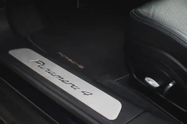 Porsche Panamera Sport Turismo 2019 - 67480 EUR, 97640 km - AUTO.MOTO.pt - 97640km - foto 58 de 71