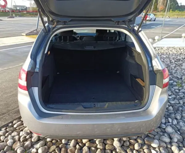 Peugeot 308 SW 2017 - 11000 EUR, 230125 km - AUTO.MOTO.pt - 230125km - foto 8 de 15