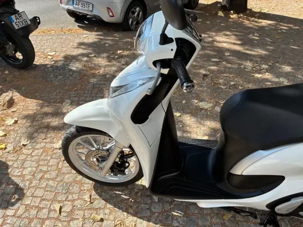 Honda SH 150i 2024 - 2250 EUR, 5266 km - AUTO.MOTO.pt - 5266km - foto 8 de 12