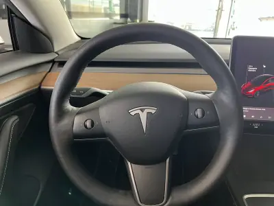 Tesla Model 3 2021 - 29900 EUR, 86555 km - AUTO.MOTO.pt - 86555km - foto 8 de 17