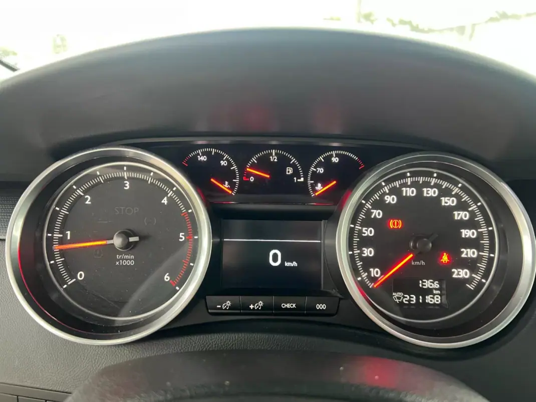 Peugeot 508 SW 2017 - 12000 EUR, 231000 km - AUTO.MOTO.pt - 231000km - foto 6 de 13