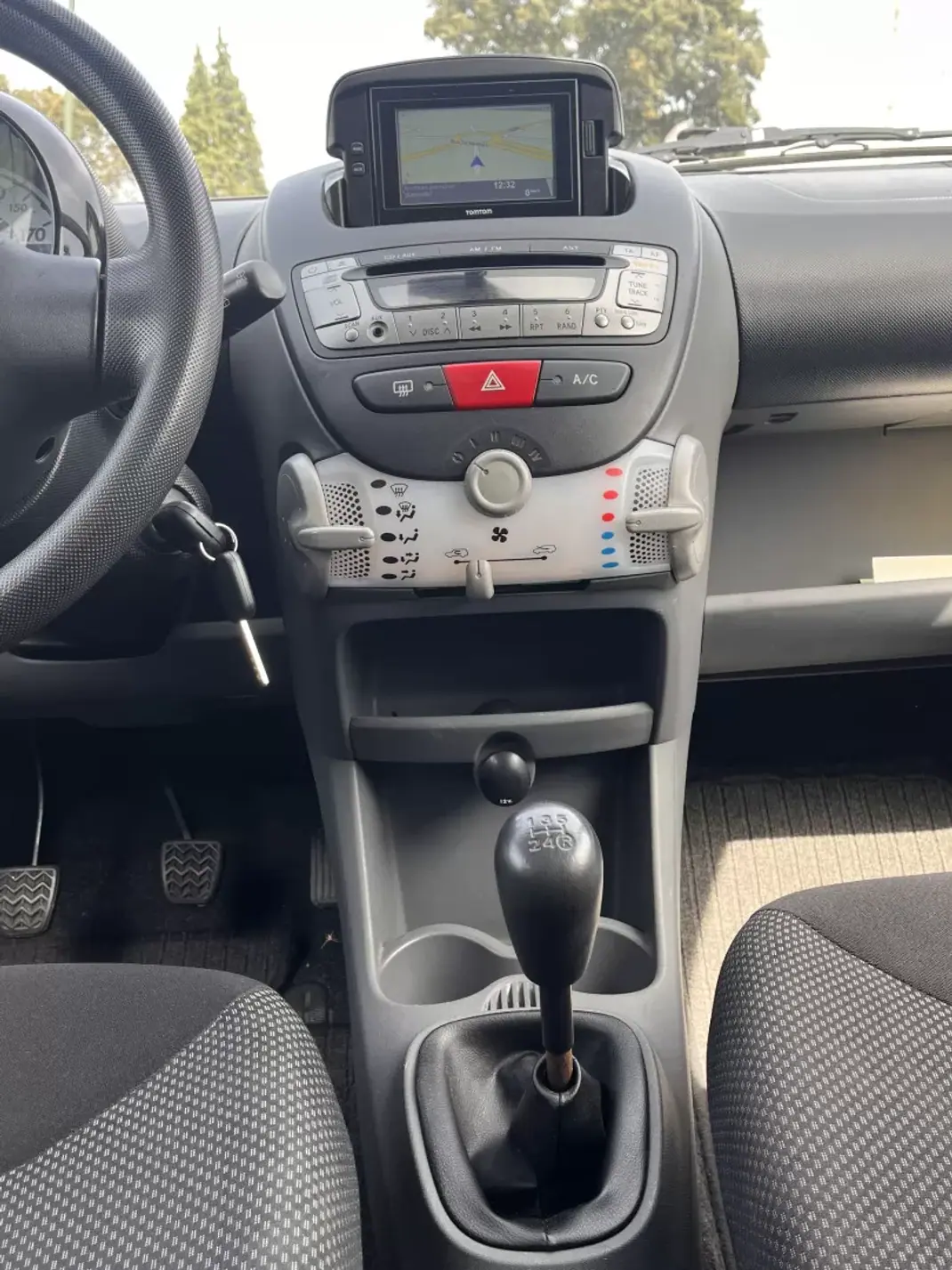 Toyota Aygo 2011 - 7000 EUR, 114200 km - AUTO.MOTO.pt - 114200km - foto 12 de 16