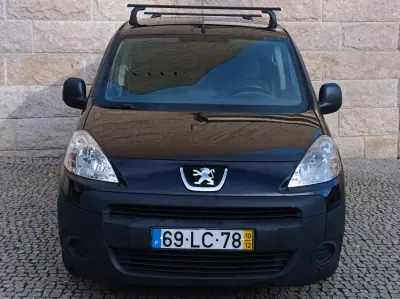 Peugeot Partner 2010 - 9990 EUR, 117500 km - AUTO.MOTO.pt - 117500km - foto 4 de 12