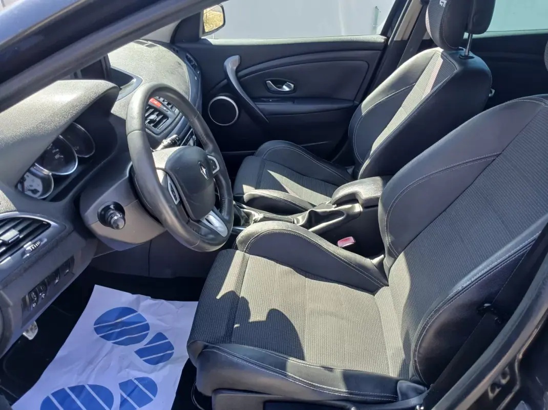 Renault Mégane 2010 - 7800 EUR, 122607 km - AUTO.MOTO.pt - 122607km - foto 16 de 29