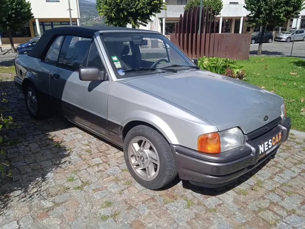 Ford Escort Cabrio 1988 - 7500 EUR, 91460 km - AUTO.MOTO.pt - 91460km - foto 4 de 12